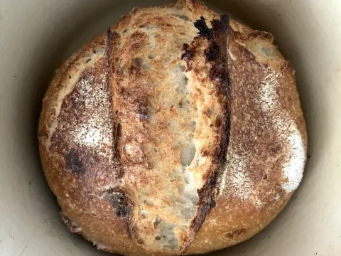 Pão de massa mãe e manteiga fumada.