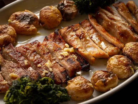 Porco preto, batata e grelos.